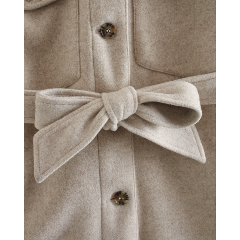 Beige Damen Wolljacke mit Gürtel und Knöpfen, ideal für Frühling, modisch und elegant.