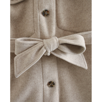 Beige Damen Wolljacke mit Gürtel und Knöpfen, ideal für Frühling, modisch und elegant.