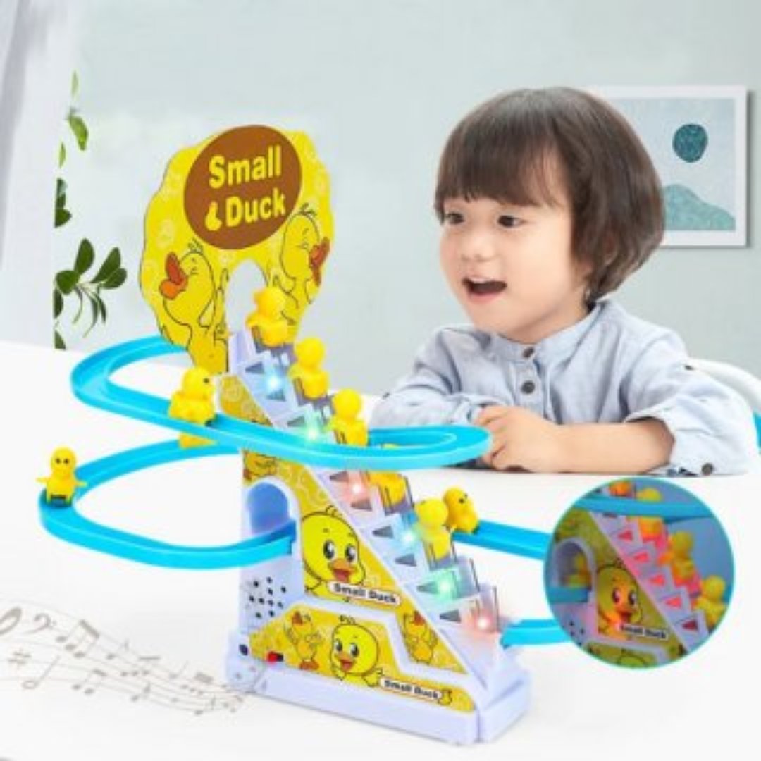 Kleinkind spielt mit gelber Enten-Spielzeugbahn, blaue Schienen, interaktives Lernspielzeug.