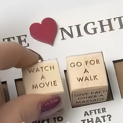 Holzwürfel Date Night Ideen, "Film schauen" und "Spazieren gehen", romantische Planung.