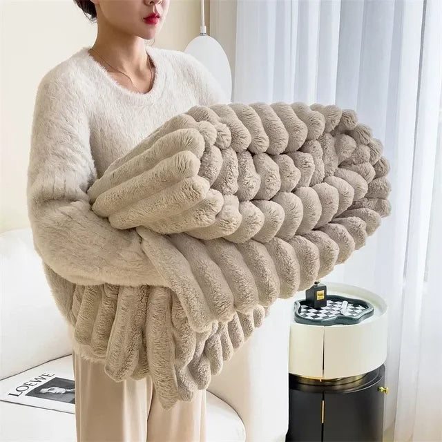 Flauschige Kunstfell-Decke in Beige, ideal für Herbst und Winter, gemütlich und warm.