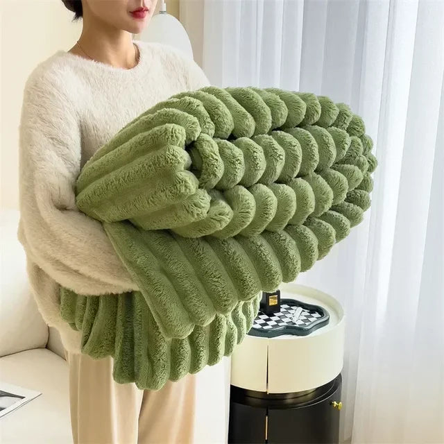 Flauschige grüne Kunstfell-Decke, weich, warm, ideal für Herbst und Winter, gemütlich auf Sofa.
