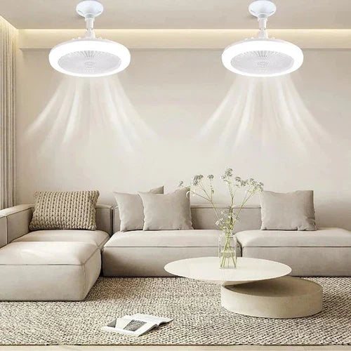 Moderne Wohnzimmerbeleuchtung, weiße Deckenventilatoren mit LED-Licht, minimalistisches Design.