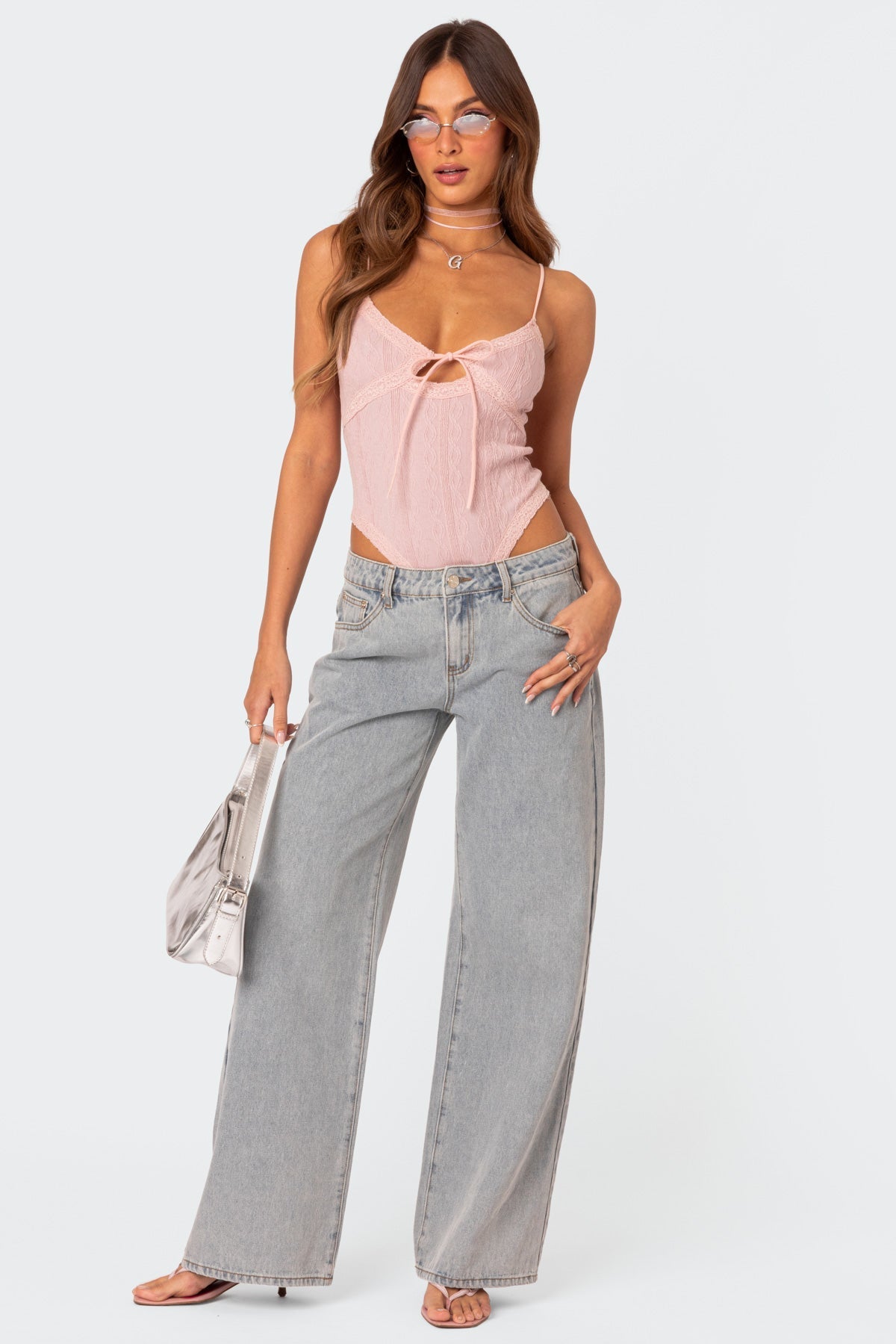 Damen-Jeans relaxed fit, hellblau, mit Stickerei auf Gesäßtasche, modisch, bequem.