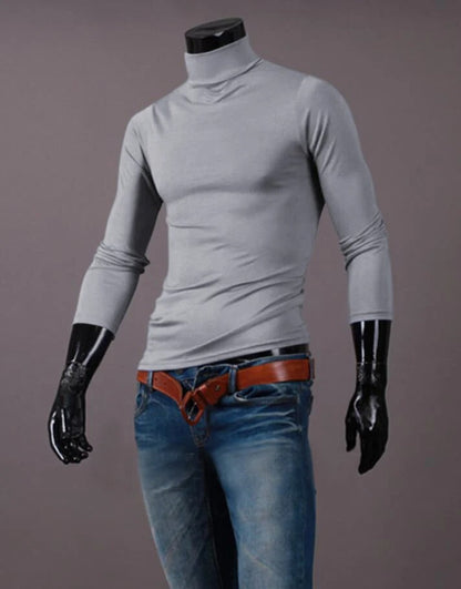 Graues Langarmshirt mit Stehkragen an einer Schaufensterpuppe, getragen zu Jeans mit braunem Gürtel 12