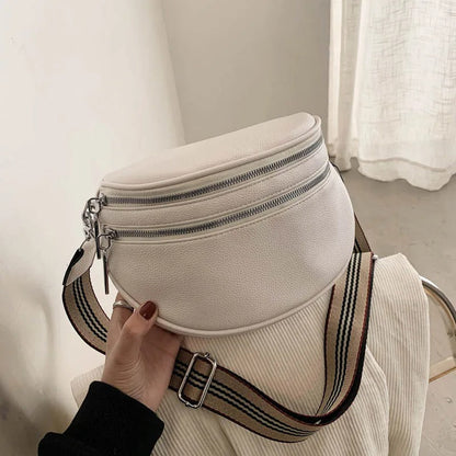 Weiße Leder-Bauchtasche mit Reißverschluss und gestreiftem Schultergurt, modisch und praktisch.