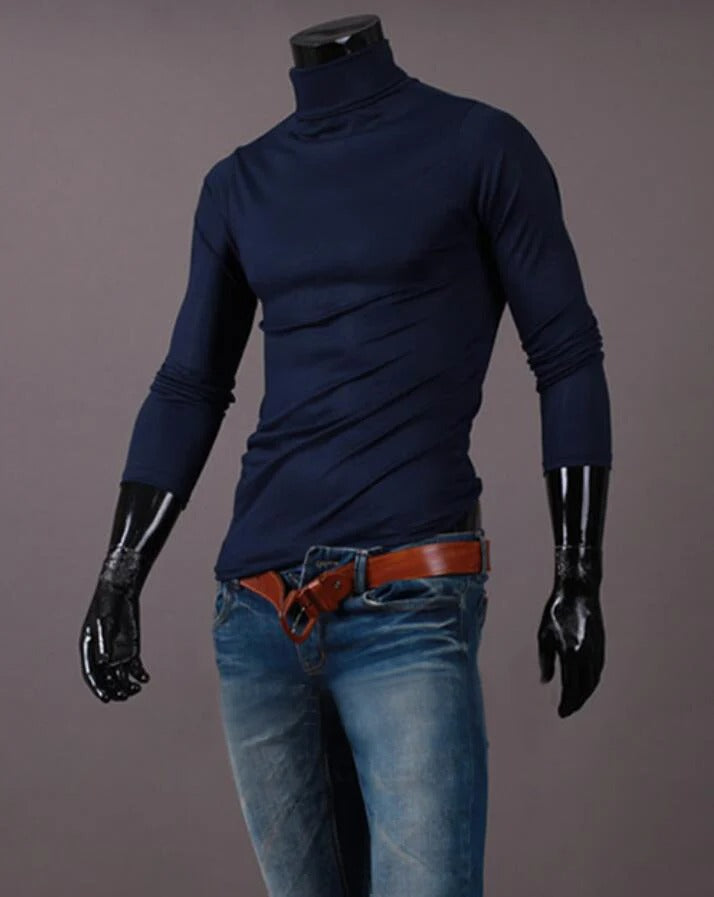 Dunkelblaues Langarmshirt mit Stehkragen an einer Schaufensterpuppe, kombiniert mit Jeans und braunem Gürtel 13