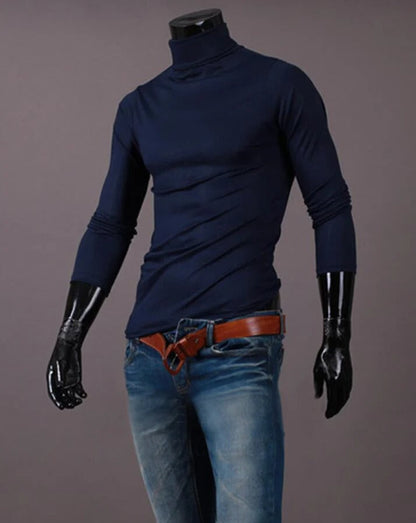 Dunkelblaues Langarmshirt mit Stehkragen an einer Schaufensterpuppe, kombiniert mit Jeans und braunem Gürtel 13