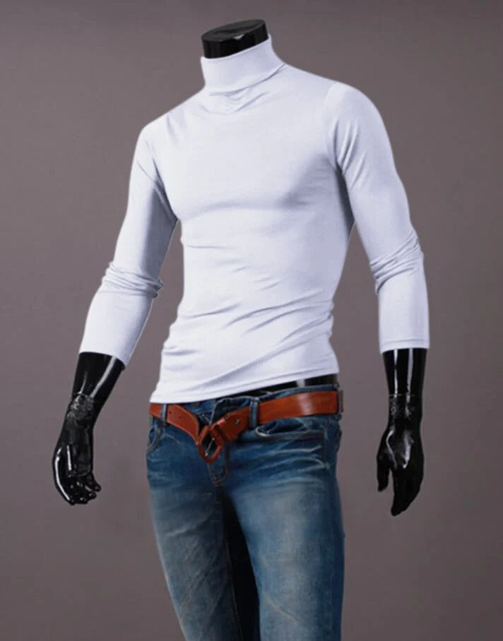 Weißes Langarmshirt mit Stehkragen an einer Schaufensterpuppe, kombiniert mit Jeans und braunem Gürtel 11