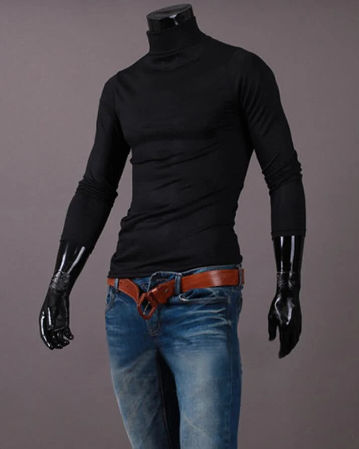 Schwarzes Langarmshirt mit Stehkragen an einer Schaufensterpuppe, kombiniert mit Jeans und braunem Ledergürtel 10