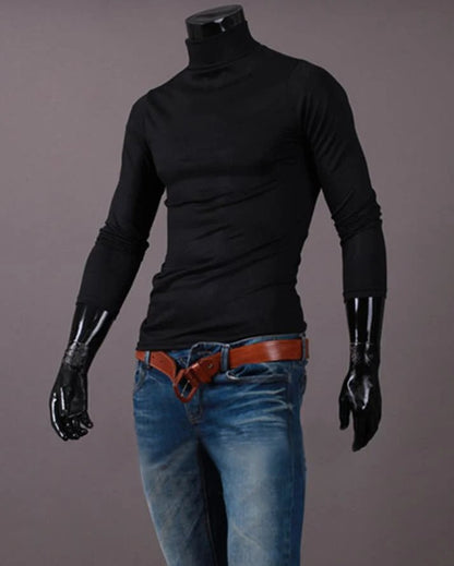 Schwarzes Langarmshirt mit Stehkragen an einer Schaufensterpuppe, kombiniert mit Jeans und braunem Ledergürtel 10