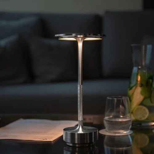 Moderne Designer-Tischleuchte aus Metall, LED, silber, Wohnzimmer, stilvolle Beleuchtung.