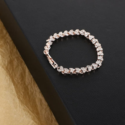 Goldenes Armband mit Diamanten, elegantes Schmuckstück, luxuriöses Design, Geschenkidee.
