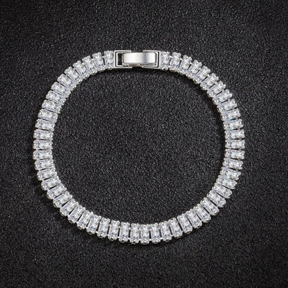 Luxuriöses Tennisarmband, Silber, Zirkonia, funkelnd, elegantes Schmuckstück, Damenaccessoire.