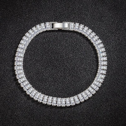 Luxuriöses Tennisarmband mit funkelnden Diamanten, Silber, elegantes Schmuckstück für Damen.