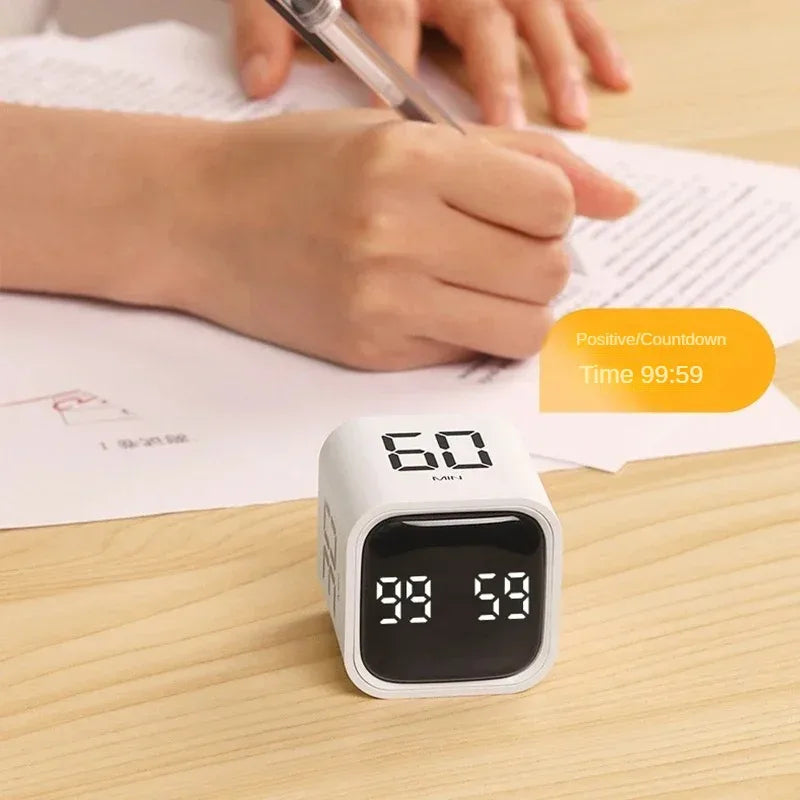 Digitaler Timer-Würfel, weiß, LED-Anzeige, Countdown-Funktion, auf Schreibtisch.