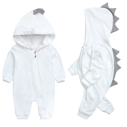 Weißer Baby-Dinosaurier-Overall mit Kapuze und grauen Stacheln, Baumwolle, Reißverschluss.