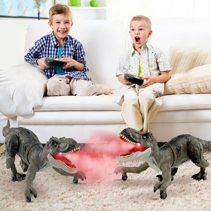 Zwei Jungen spielen mit ferngesteuerten Dinosaurier-Spielzeugen im Wohnzimmer.