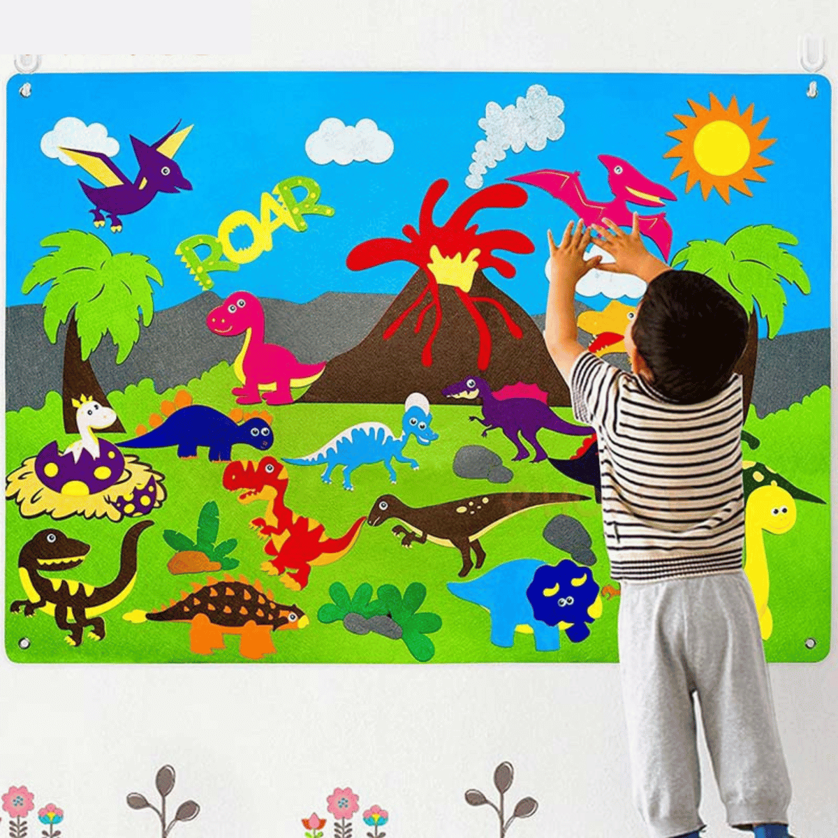 Kind spielt mit buntem Dinosaurier-Filzbrett, pädagogisches Spielzeug, Kinderzimmer-Dekoration.