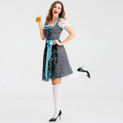 Frau im blauen Dirndl mit Bierkrug, Oktoberfest, traditionelles bayerisches Kleid, lächelnd.