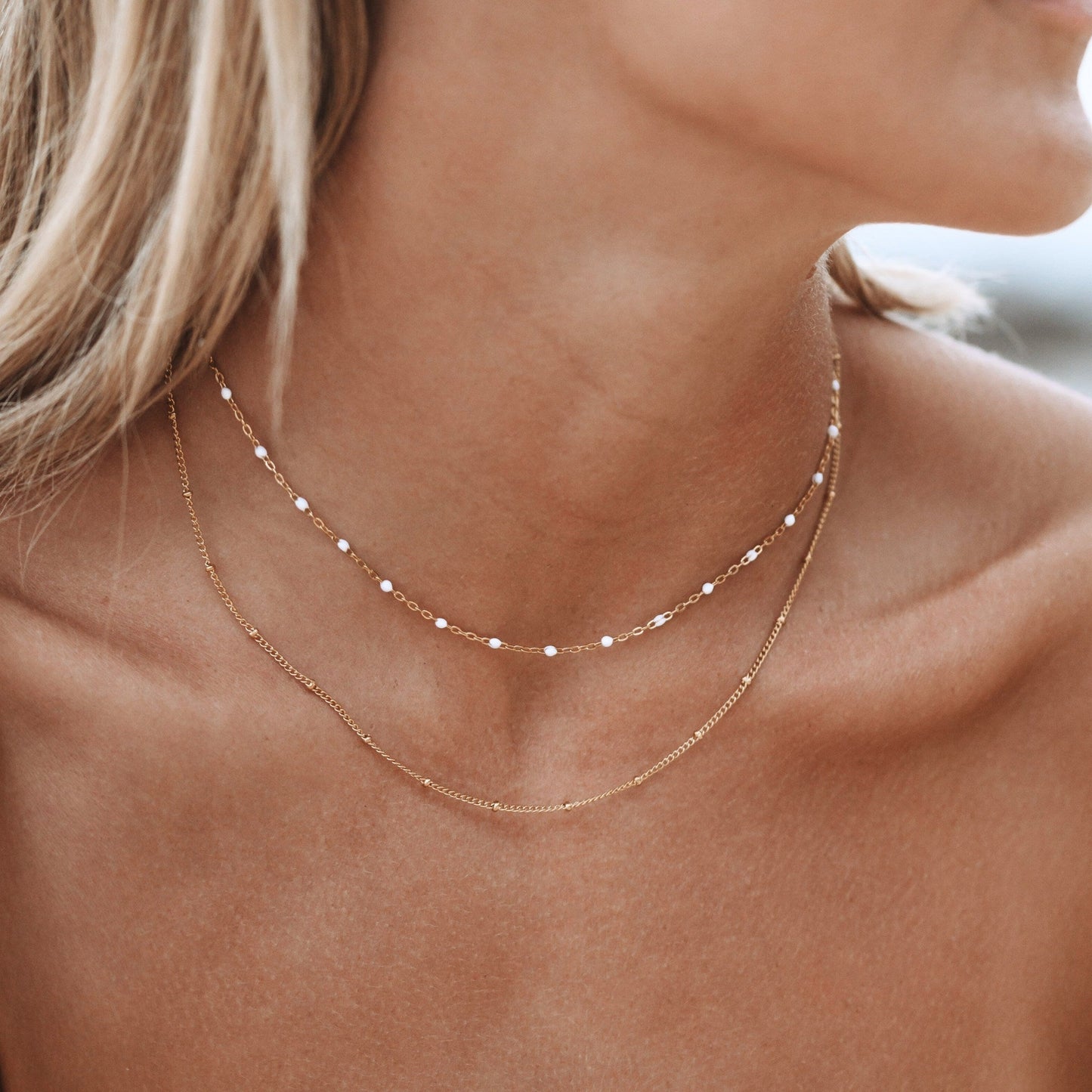 Doppelperlen-Choker aus Gold, elegantes Schmuckstück, modisches Accessoire für Damen.