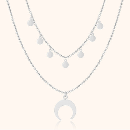 Silberne Halskette mit Halbmond-Anhänger und runden Anhängern, modisches Schmuckdesign.