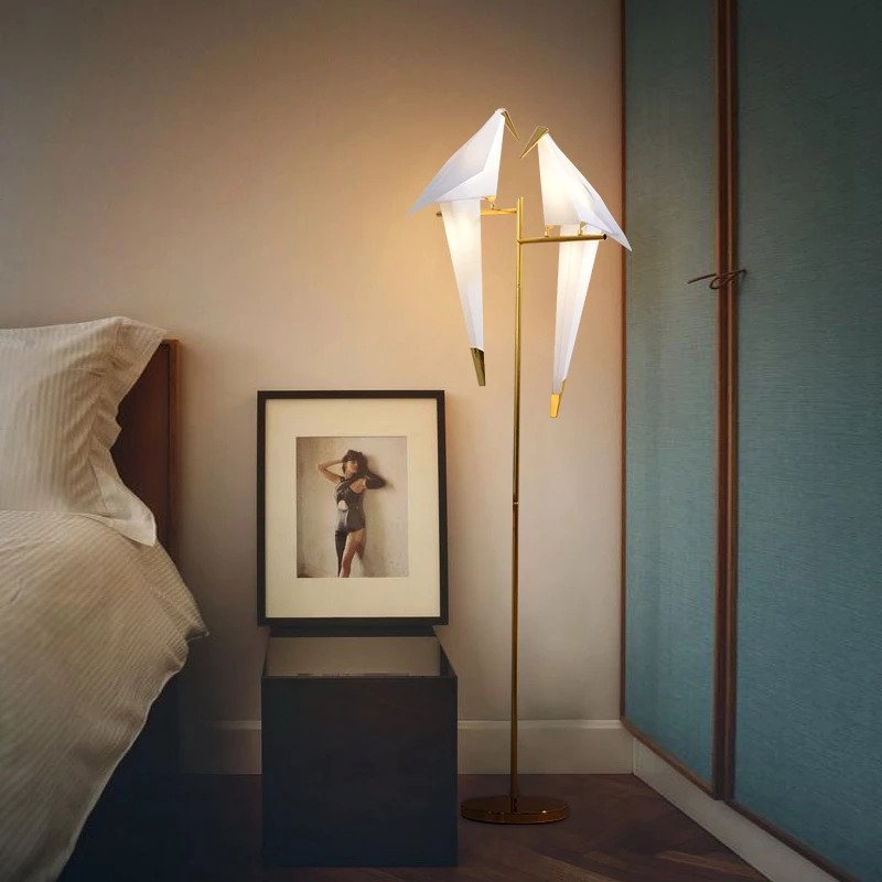 Stehlampe Origami-Vögel, goldener Ständer, modernes Design, Schlafzimmerbeleuchtung.