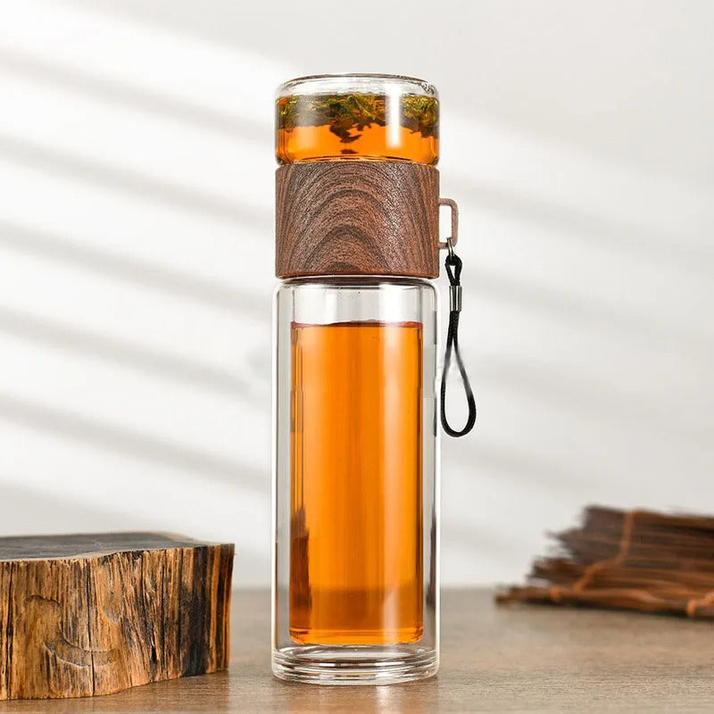 Doppelwandige Glasflasche mit Holzoptik, Teesieb, braun, modern, umweltfreundlich.