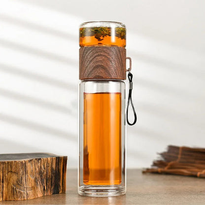 Doppelwandige Glasflasche mit Holzoptik, Teesieb, braun, modern, umweltfreundlich.