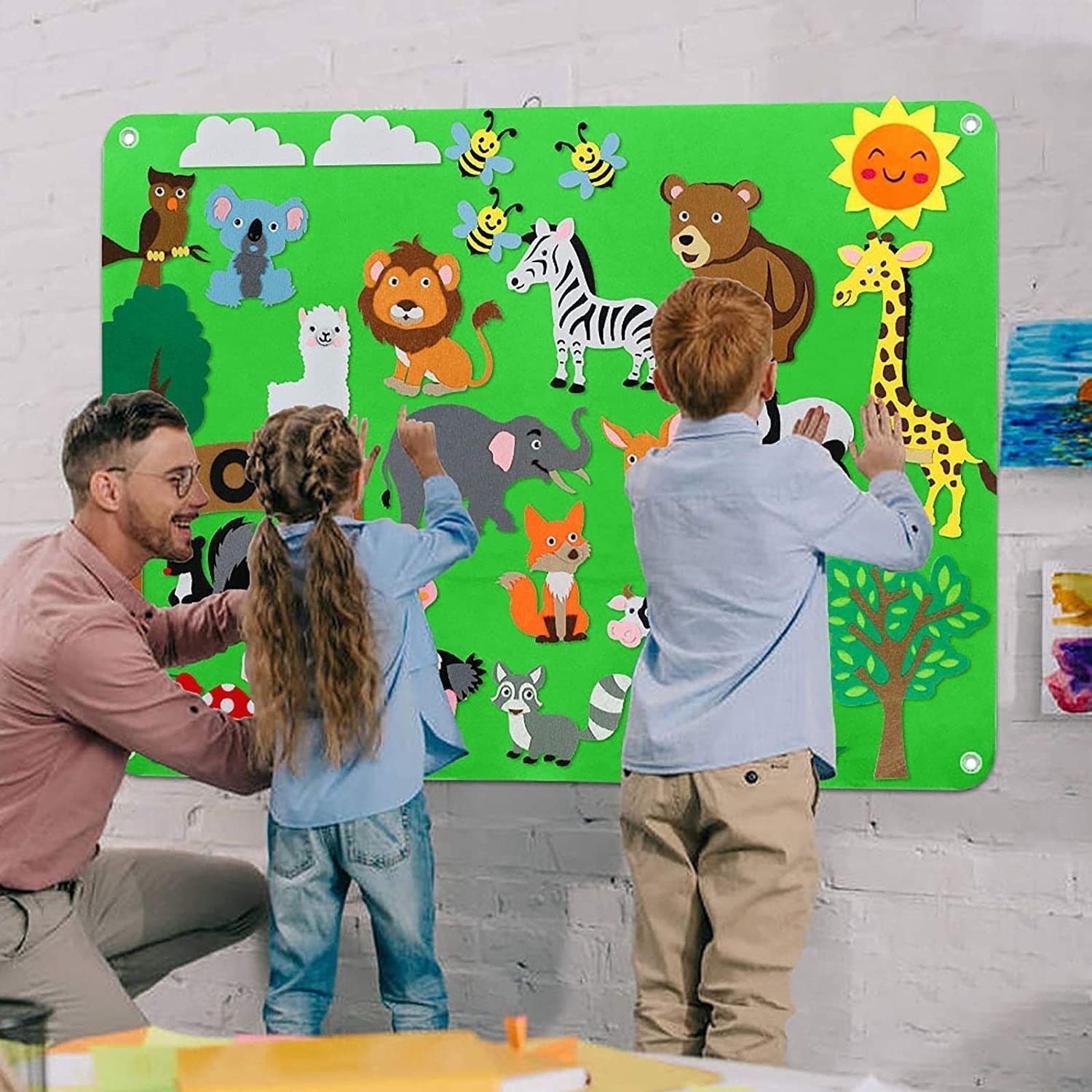 Kinder spielen mit Filz-Tafel, Tiermotive, Lernspielzeug, grün, pädagogisch, interaktiv.