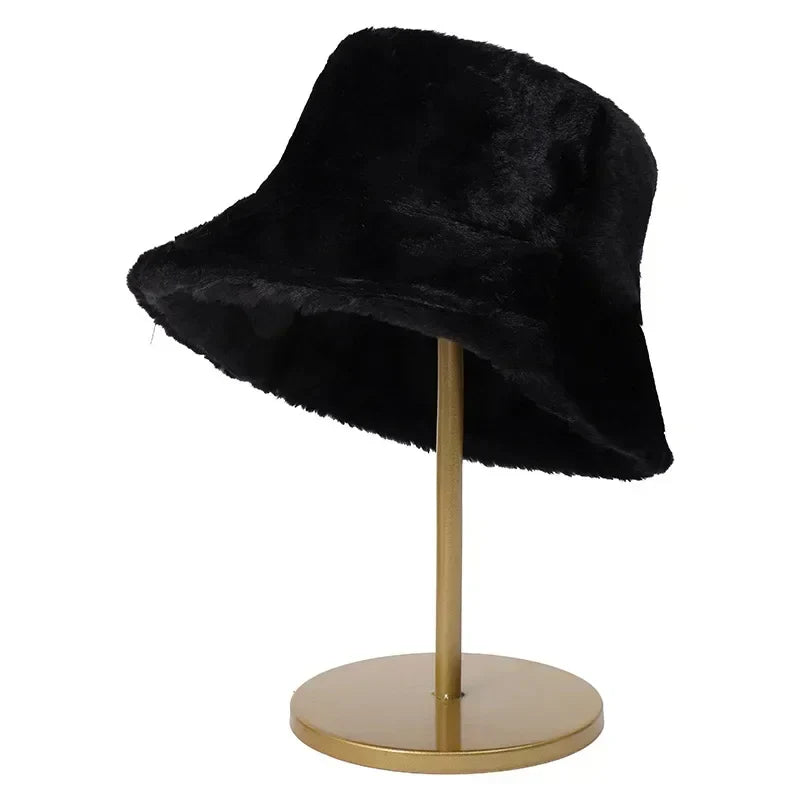 Schwarzer Kunstpelz-Bucket-Hut auf goldenem Ständer, modisches Accessoire, Winterkleidung.