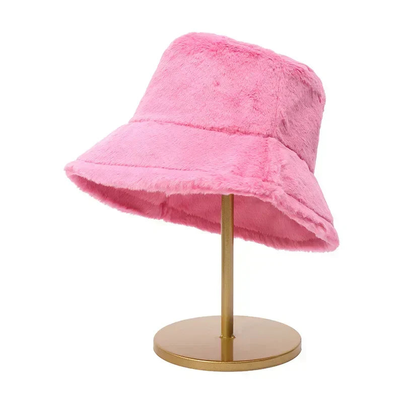Rosa Plüsch-Bucket-Hut auf goldenem Ständer, modisches Accessoire, Damenmode.