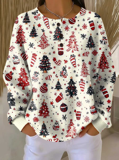 Cremefarbener Pullover mit Knopfleiste, bedruckt mit roten und schwarzen Weihnachtsbäumen, Zuckerstangen und Schneeflocken. 16