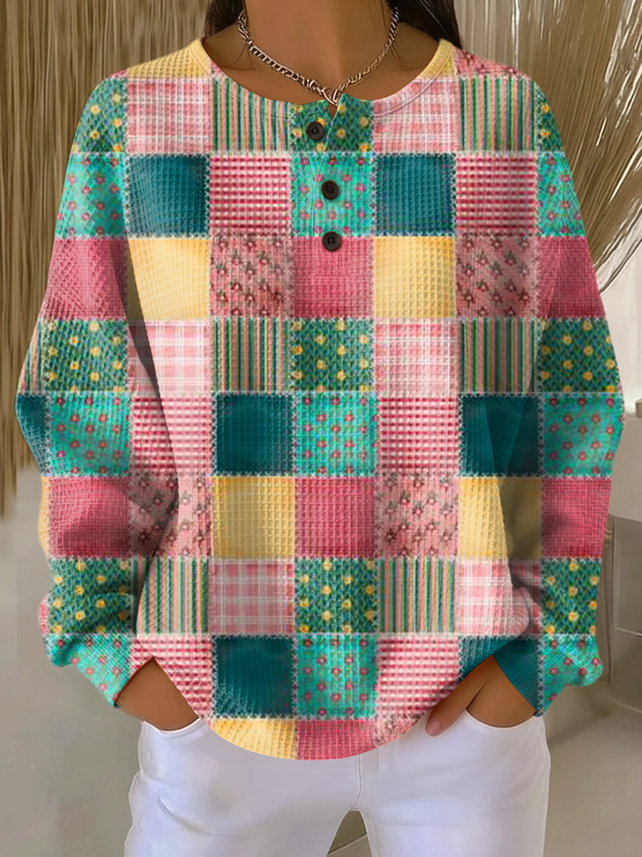 Getragener Pullover mit Knopfleiste und buntem Patchwork-Muster aus Quadraten in Rosa, Türkis und Gelb mit Blümchen und Streifen. 20