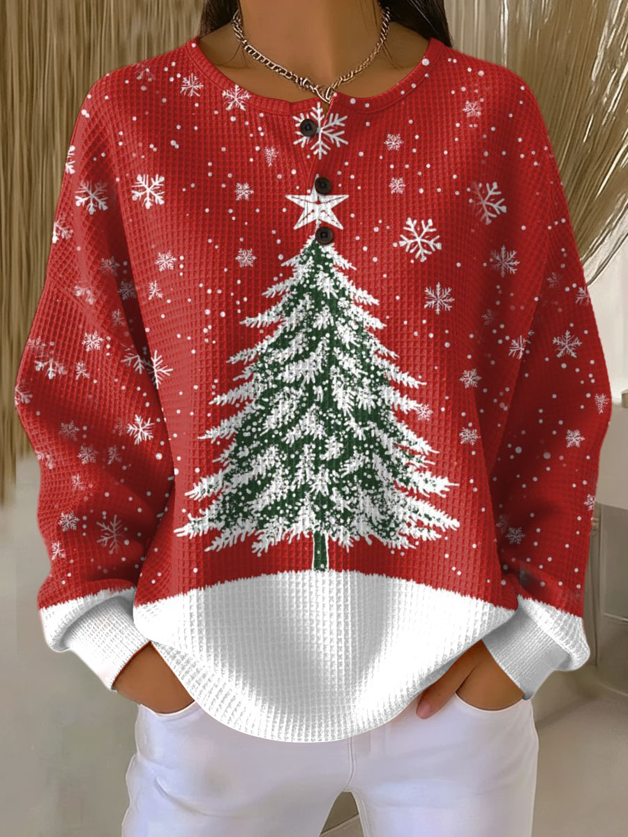 Roter Pullover mit Knopfleiste, großem verschneitem Tannenbaum, Schneeflocken und weißem Saum und weißen Bündchen. 18