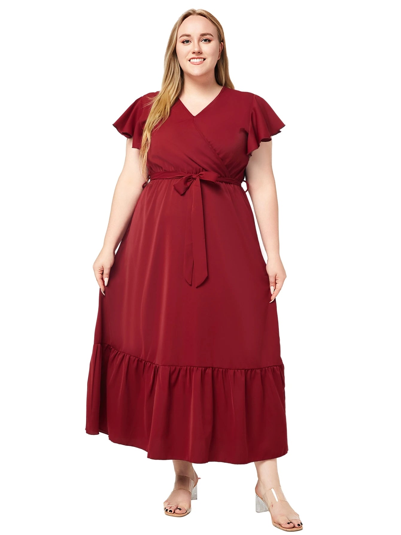 Frau in rotem Maxikleid mit V-Ausschnitt und Gürtel, Plus-Size-Mode, elegante Abendgarderobe.
