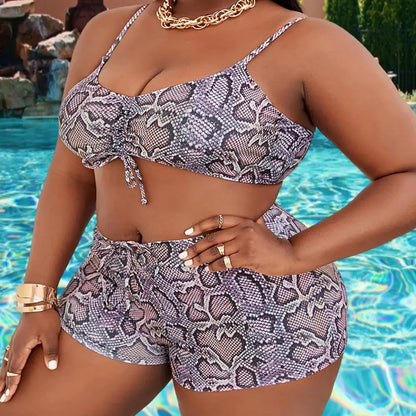 Frau in Schlangenprint-Bikini am Pool, Plus-Size-Bademode, Sommermode, trendiger Badeanzug.
