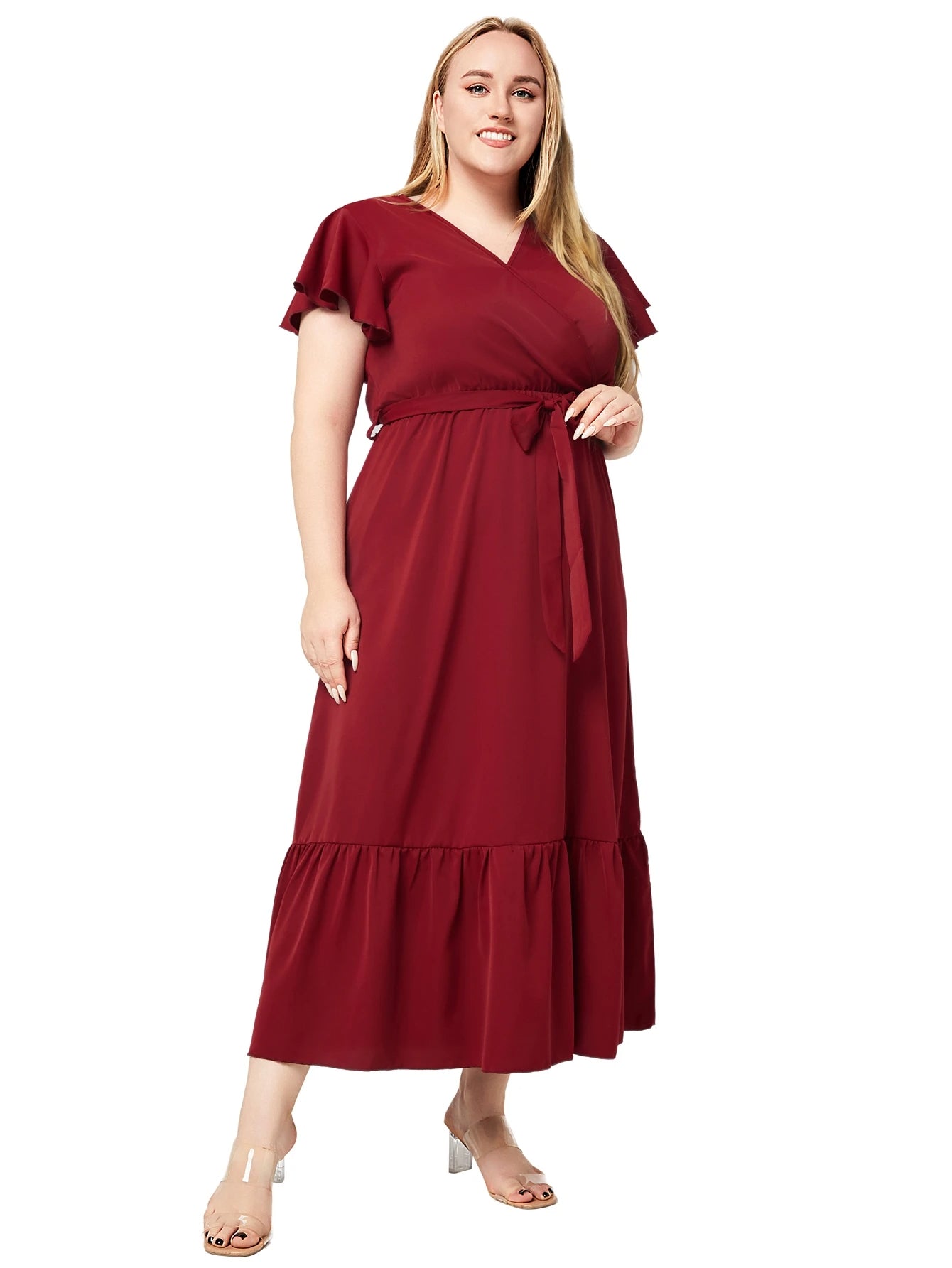 Frau in rotem Maxikleid mit Gürtel, V-Ausschnitt, Rüschenärmeln, elegant, Plus-Size-Mode.