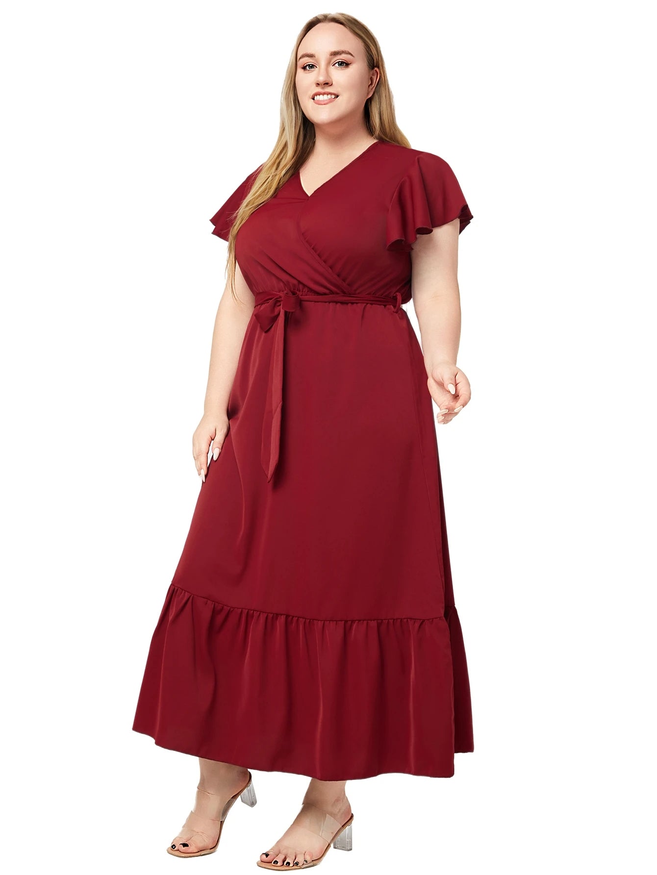Frau in rotem Maxikleid mit V-Ausschnitt und Gürtel, elegante Mode, Sommerkleid, Plus-Size.