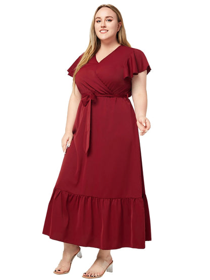 Frau in rotem Maxikleid mit V-Ausschnitt und Gürtel, elegante Mode, Sommerkleid, Plus-Size.