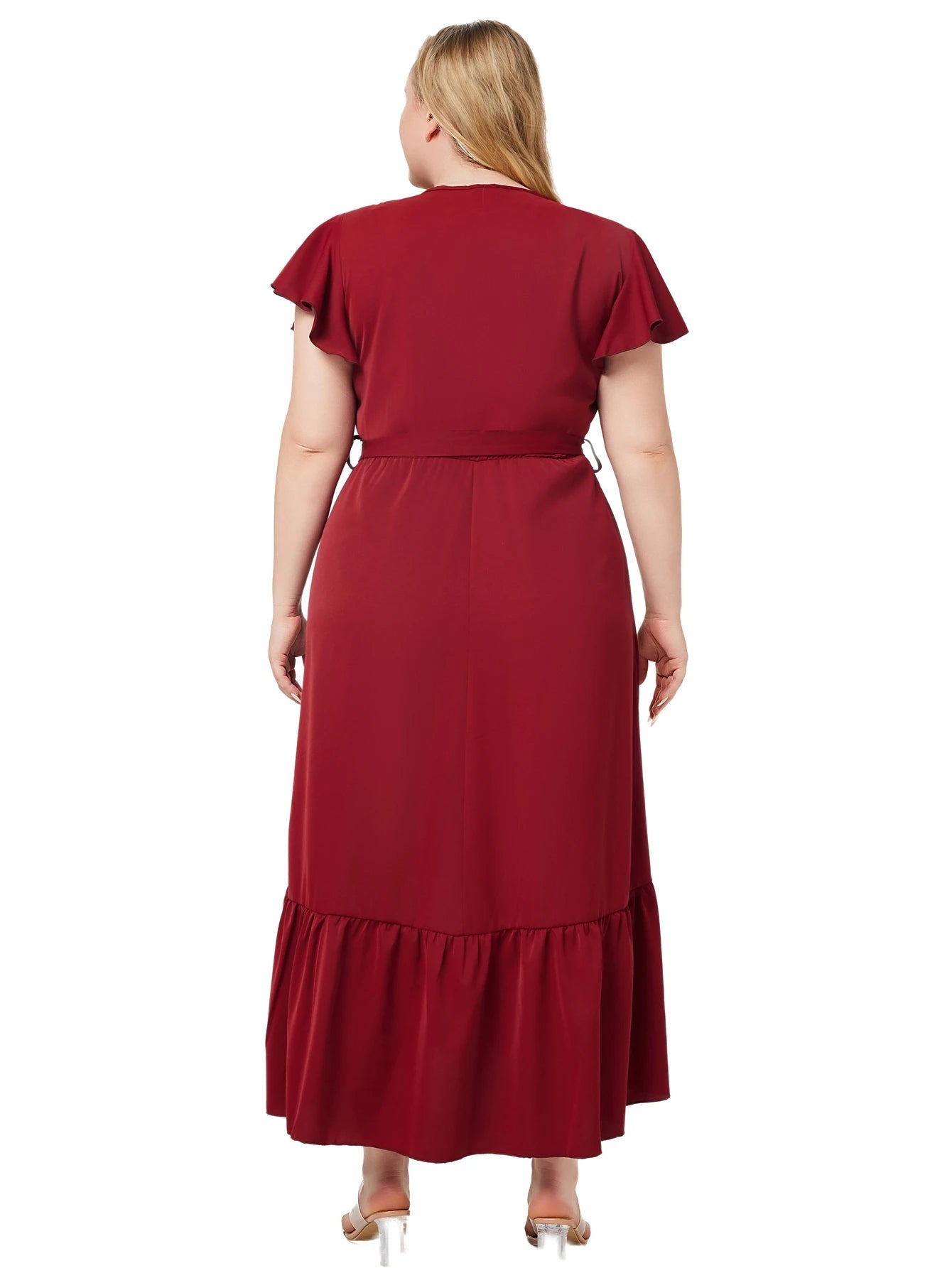Frau in langem, rotem Maxikleid aus Baumwolle, Rückansicht, Plus-Size-Mode.