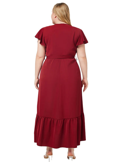 Frau in langem, rotem Maxikleid aus Baumwolle, Rückansicht, Plus-Size-Mode.