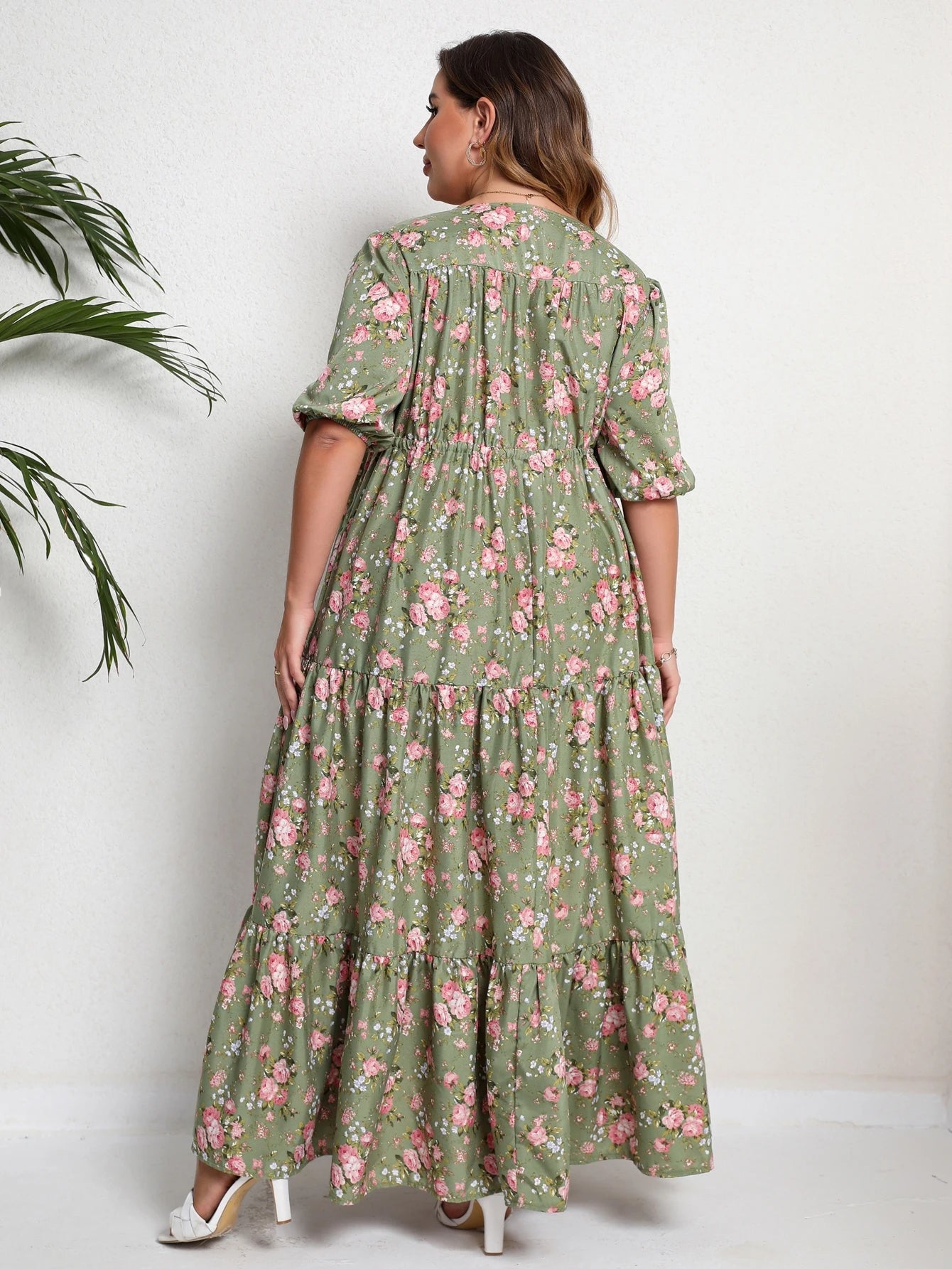 Frau im langen, grünen Blumenkleid aus Baumwolle, Rückansicht, Sommermode, Plus-Size.