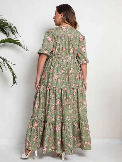 Frau im langen, grünen Blumenkleid aus Baumwolle, Rückansicht, Sommermode, Plus-Size.