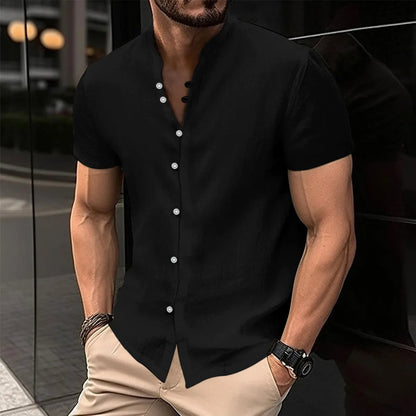 Mann in schwarzem Kurzarmhemd, Knopfleiste, lässiger Stil, Sommermode, Herrenbekleidung.