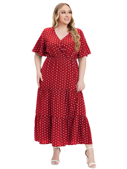 Frau im roten gepunkteten Maxikleid, V-Ausschnitt, kurze Ärmel, Plus-Size-Mode.