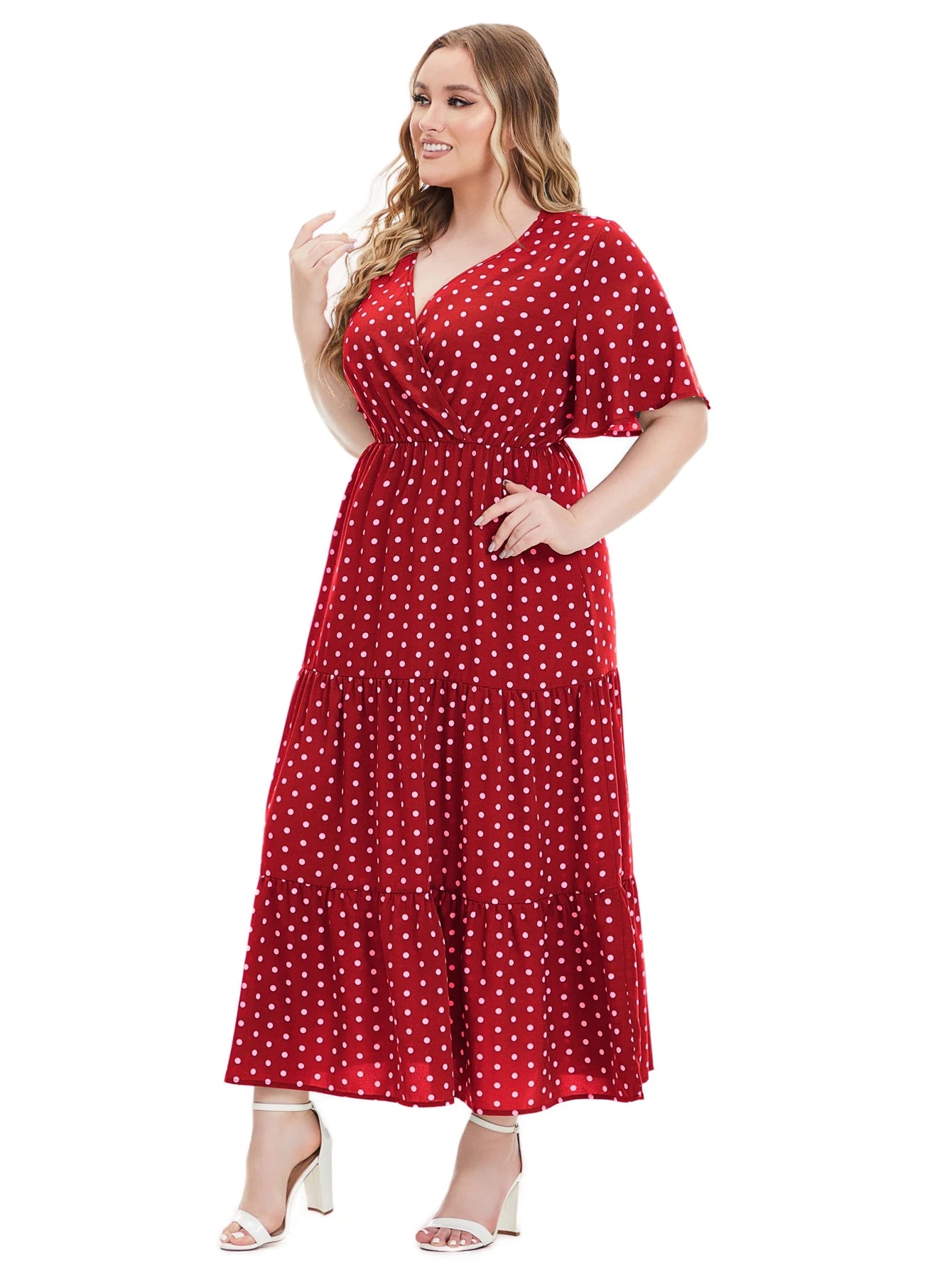 Frau in rotem gepunktetem Maxikleid, Plus-Size, Sommermode, elegante Damenbekleidung.