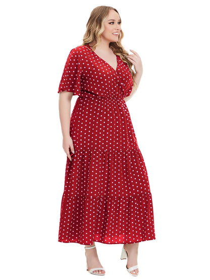 Frau im roten gepunkteten Maxikleid, Plus-Size, Sommermode, elegant, V-Ausschnitt.