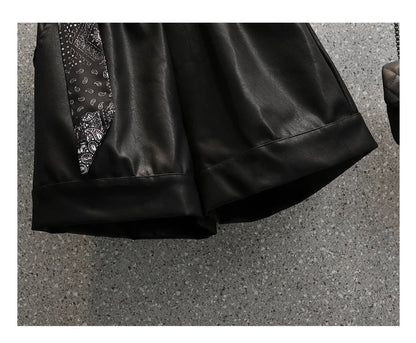 Schwarzer Lederrock mit Paisley-Muster, elegant, modisch, Damenbekleidung, Detailansicht.