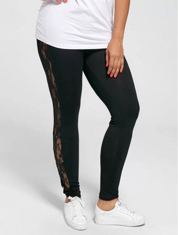 Frau in schwarzer Leggings mit Spitzenstreifen, weißem T-Shirt und weißen Sneakers.
